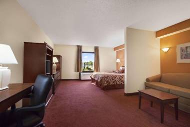 Days Inn & Suites by Wyndham Cedar Rapids