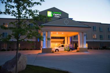 Holiday Inn Express & Suites Northwood an IHG Hotel