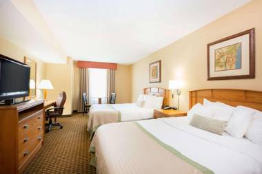 Ramada by Wyndham Des Moines Tropics Resort & Conference Ctr