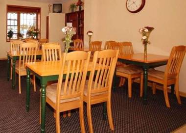 Econo Lodge Inn & Suites