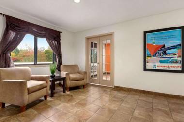 Howard Johnson by Wyndham Waterloo/Cedar Falls