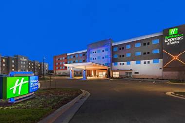 Holiday Inn Express & Suites - Lenexa - Overland Park Area an IHG Hotel