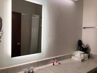 Howard Johnson by Wyndham Airport