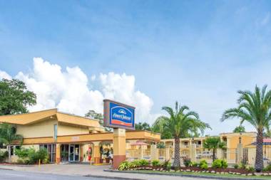 Howard Johnson by Wyndham Historic Lake Charles