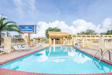 Howard Johnson by Wyndham Historic Lake Charles