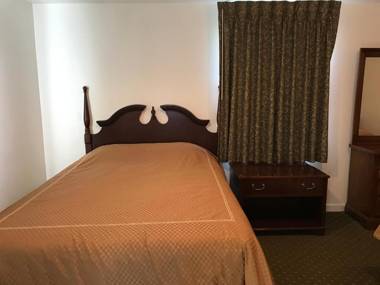 Exit 5 Motel & Cottages