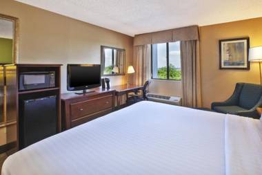 Holiday Inn Express and Suites Germantown an IHG Hotel