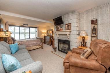 106A - Recently Renovated Lakefront Efficiency Condo with Fireplace!