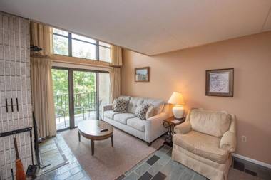 512G - Lakefront 2 Bedroom Condo with Private Balcony!