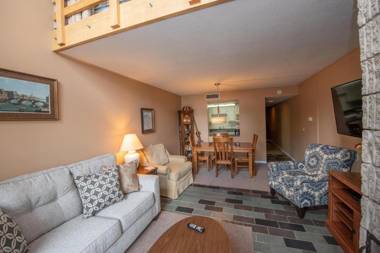 512G - Lakefront 2 Bedroom Condo with Private Balcony!