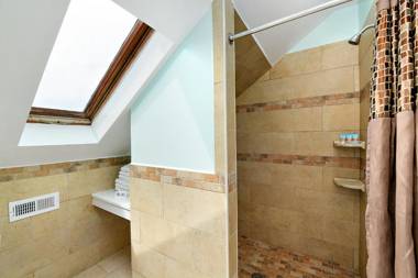 Commander Beach House Hotel