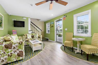 Commander Beach House Hotel