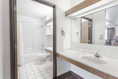 Super 8 by Wyndham Prince Frederick