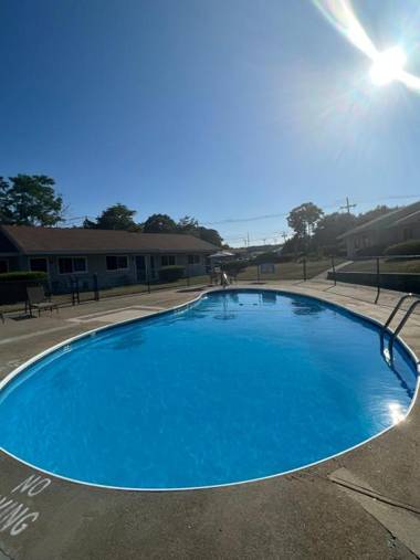 Captain's Lodge Motel