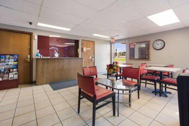 Econo Lodge Inn & Suites