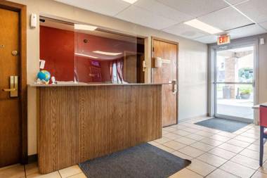 Econo Lodge Inn & Suites