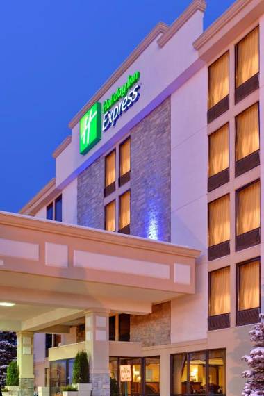 Holiday Inn Express Flint-Campus Area an IHG Hotel