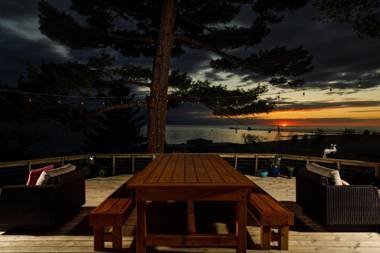 Looking Glass Beachfront Inn