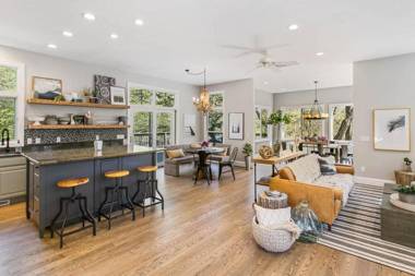 Stunning Beach House with Modern Amenities