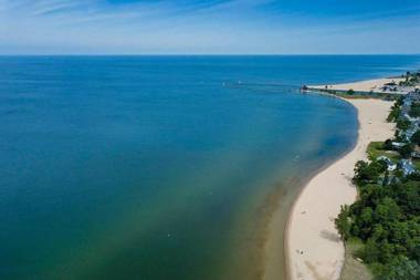 Stunning Beach House with Modern Amenities