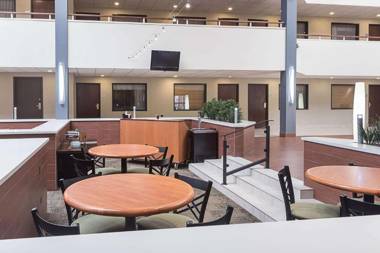 Quality Suites Hotel - Lansing