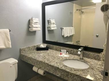 Days Inn by Wyndham Livonia - Detroit