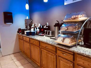 Days Inn by Wyndham Livonia - Detroit