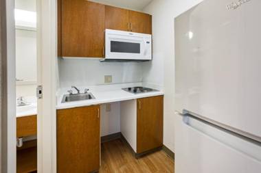 HomeTowne Studios by Red Roof Detroit - Livonia