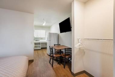 HomeTowne Studios by Red Roof Detroit - Livonia