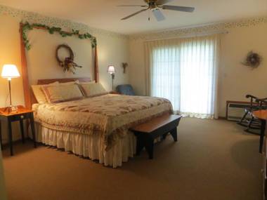 Snyders Shoreline Inn