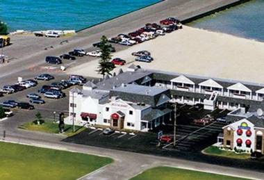 Days Inn by Wyndham Mackinaw City - Lakeview
