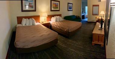 Mackinaw Beach and Bay Inn & Suites