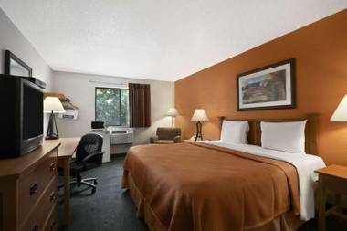 Travelodge by Wyndham Muskegon