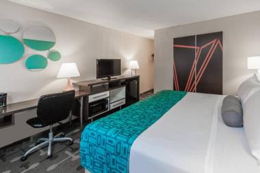 Howard Johnson by Wyndham Romulus Detroit Metro Airport