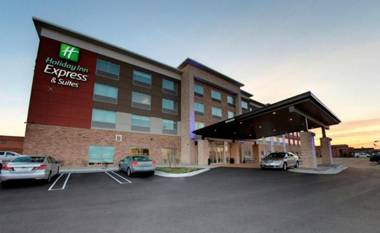 Holiday Inn Express & Suites - Detroit North - Roseville an IHG Hotel