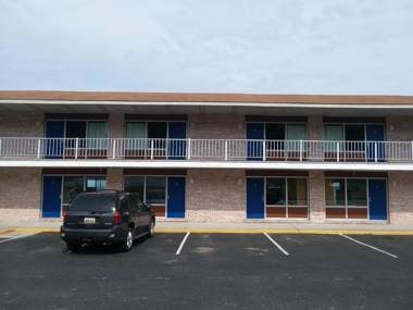 Days Inn & Suites by Wyndham St. Ignace Lakefront