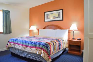 Great Lakes Inn & Suites