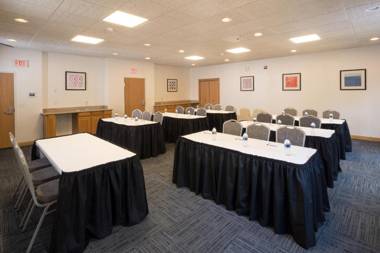 Holiday Inn Express Hotel & Suites Detroit-Utica an IHG Hotel