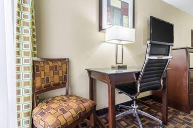 Quality Inn and Suites - Arden Hills