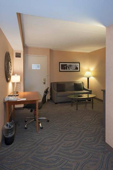 Crowne Plaza Suites MSP Airport an IHG Hotel