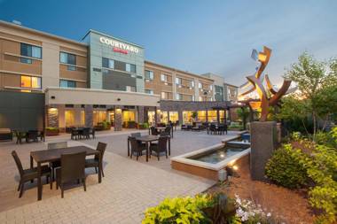 Courtyard Mankato Hotel & Event Center