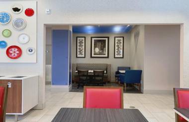 Holiday Inn Express Hotel & Suites Minneapolis-Downtown Convention Center an IHG Hotel