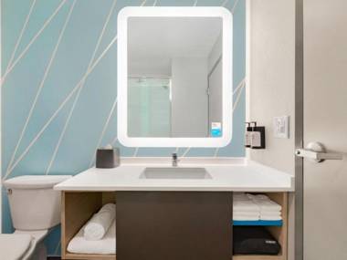 Avid Hotels - Roseville - Minneapolis North an IHG Hotel