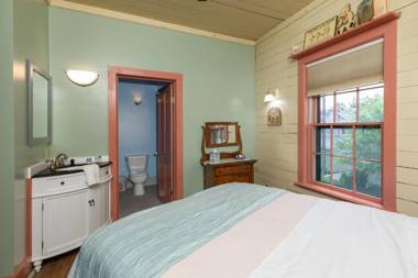 Carriage House Bed & Breakfast