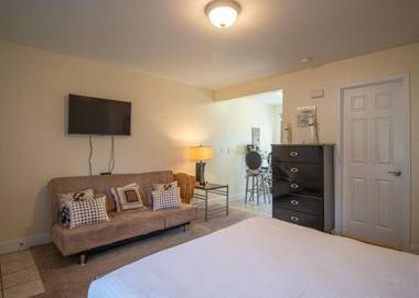 Oak Shores Studio 13