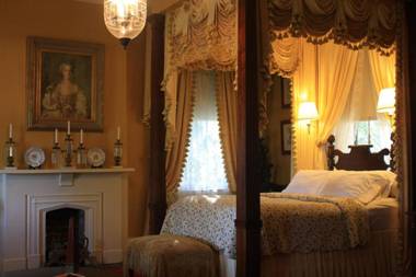 Anchuca Historic Mansion & Inn