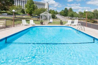 Super 8 by Wyndham Branson/Andy Williams Theatre