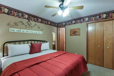 Westcreek RanchNotch NO STAIRS fireplace 2 pools private lake1 mile to SDC!