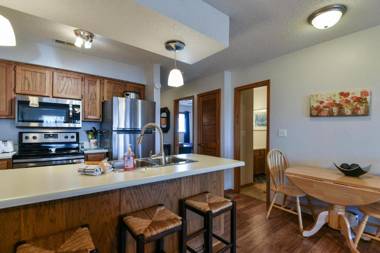 Divine 9 Condo - RESORT AMENITIES - Fishing Lake - HIKING TRAILS - So Comfy!!