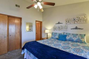 Divine 9 Condo - RESORT AMENITIES - Fishing Lake - HIKING TRAILS - So Comfy!!